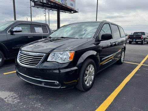 Used 2016 Chrysler Town & Country Touring w/ Driver Convenience Group image 6