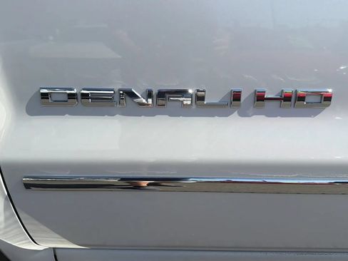 Used 2018 GMC Sierra 2500 Denali w/ Duramax Plus Package AWD/4WD image 10