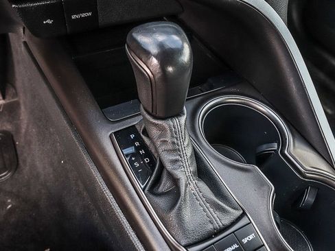 Used 2022 Toyota Camry SE image 19