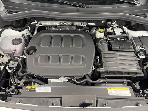 Used 2025 Volkswagen Tiguan SE image 11