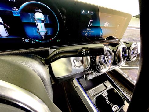 Used 2023 Mercedes-Benz GLB 250 4MATIC image 17