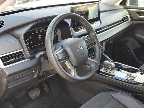 Used 2025 Mitsubishi Outlander SE image 15