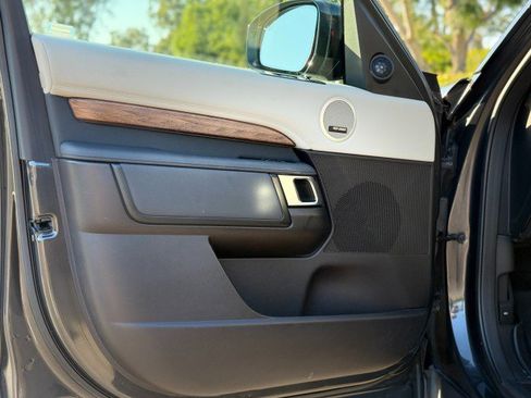 Used 2018 Land Rover Discovery HSE image 15