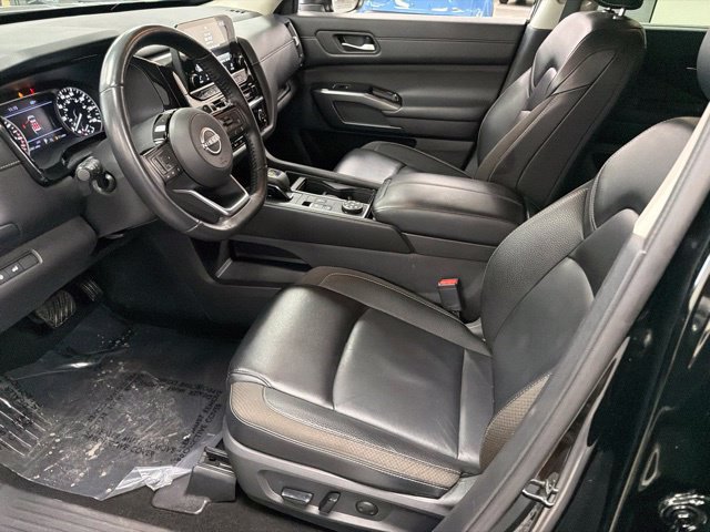 Used 2024 Nissan Pathfinder SL w/ Black Appearance Package AWD/4WD image 16