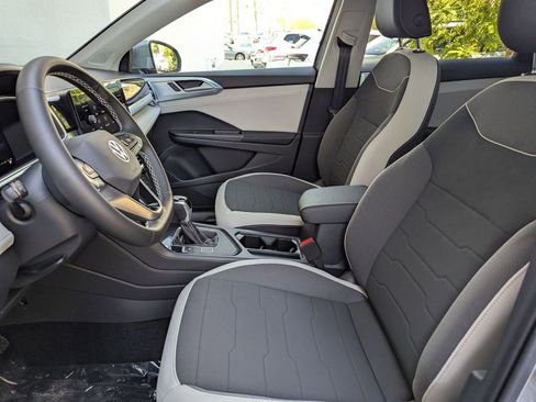 Certified 2025 Volkswagen Taos SE image 14
