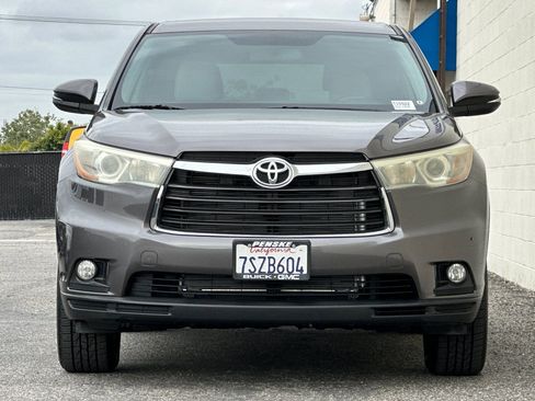 Used 2016 Toyota Highlander Plus w/ Preferred Accessory Package FWD image 9