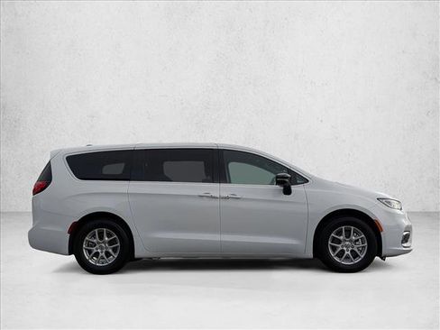 Used 2025 Chrysler Pacifica Select FWD image 4