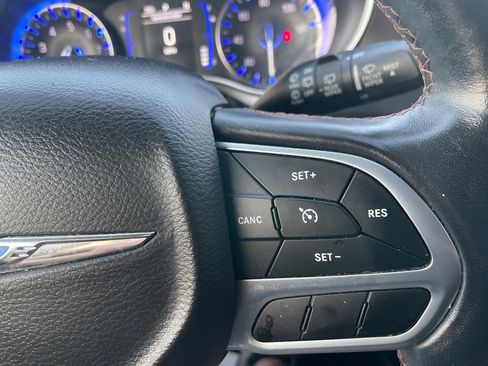 Used 2020 Chrysler Pacifica Touring-L image 26