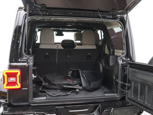 Used 2022 Jeep Wrangler Unlimited Sahara AWD/4WD image 16