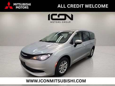 Used 2023 Chrysler Voyager LX image 1