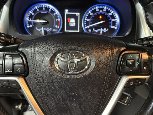 Used 2019 Toyota Highlander XLE AWD/4WD image 11