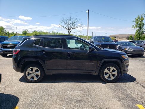 Used 2019 Jeep Compass Latitude w/ Cold Weather Group AWD/4WD image 3