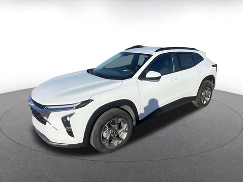 Used 2025 Chevrolet Trax LT w/ LT Convenience Package image 8