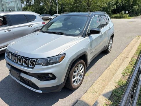 Used 2025 Jeep Compass Limited AWD/4WD image 3