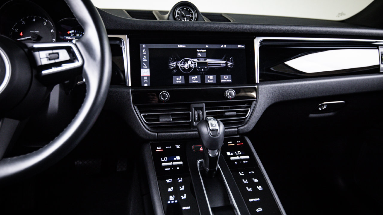 Certified 2023 Porsche Macan AWD/4WD image 19