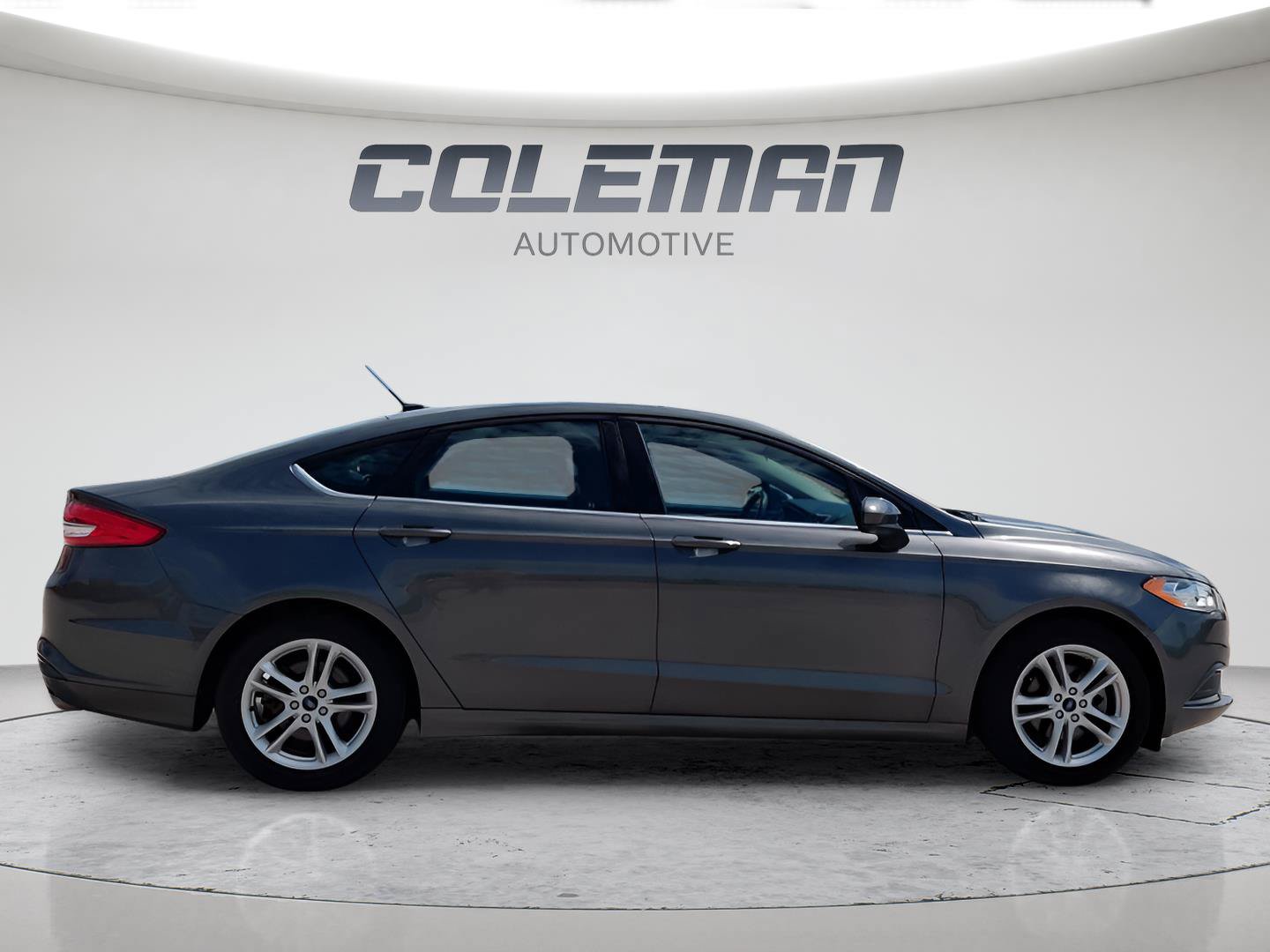 Used 2018 Ford Fusion SE w/ Fusion SE Technology Package FWD image 6