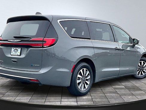 Used 2022 Chrysler Pacifica Touring-L w/ Uconnect Theater Family Group image 2