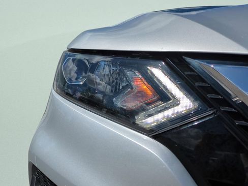 Used 2020 Nissan Rogue Sport S image 9