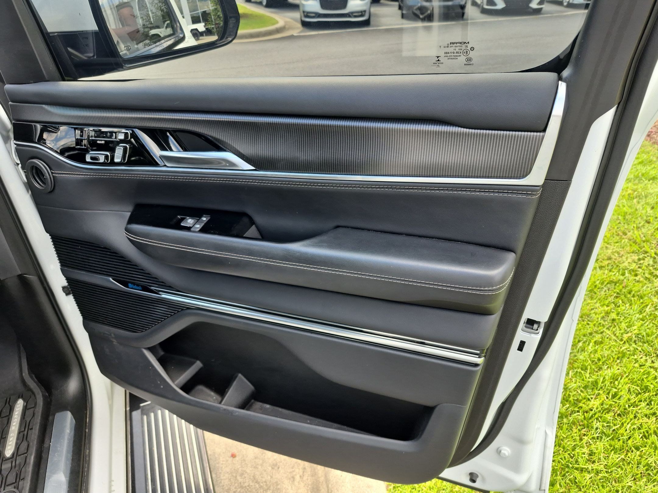 Used 2022 Jeep Grand Wagoneer Series II AWD/4WD image 28