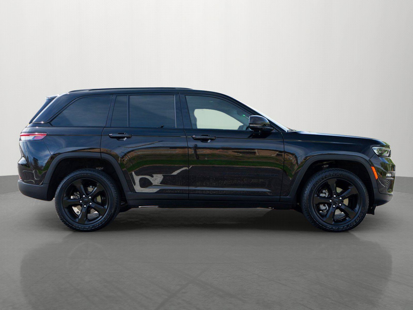 Used 2023 Jeep Grand Cherokee Limited w/ Black Appearance Package AWD/4WD image 8