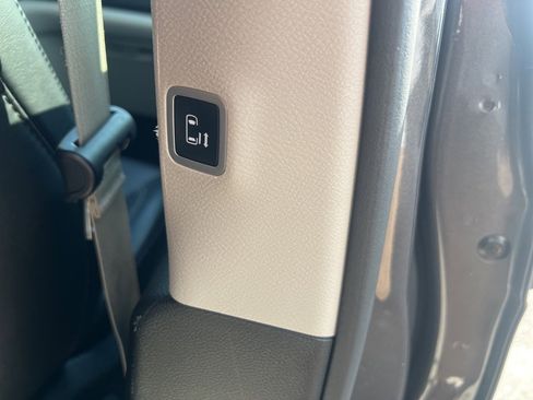 Used 2023 Chrysler Pacifica Touring-L image 19