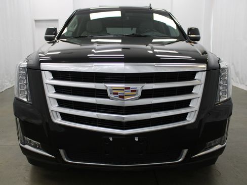 Used 2019 Cadillac Escalade Luxury image 3