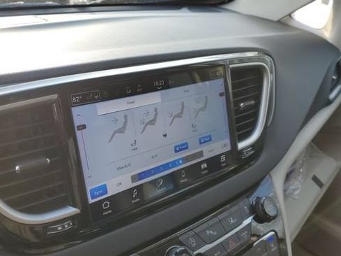 Used 2024 Chrysler Pacifica Touring-L FWD image 13