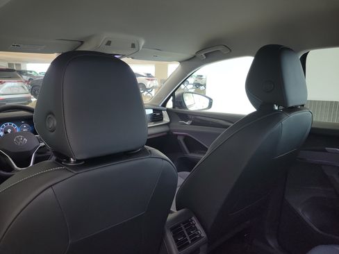 Used 2025 Volkswagen Tiguan SE FWD image 17