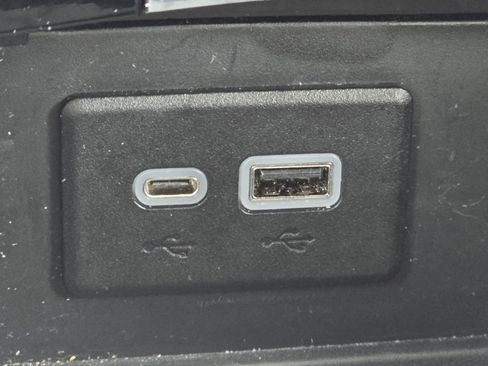 Used 2023 Buick Envision Essence image 9