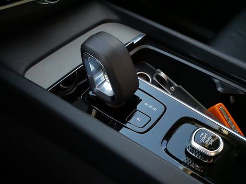 Used 2025 Volvo XC60 B5 Plus image 24