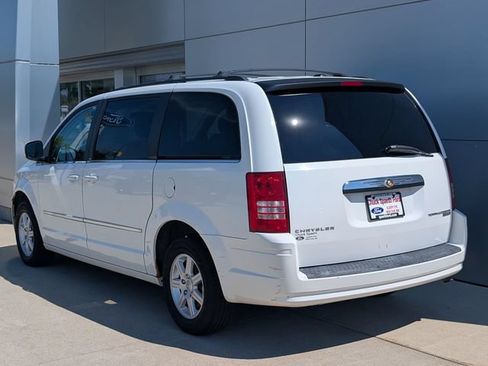 Used 2010 Chrysler Town & Country Touring w/ Family Value Group FWD image 4