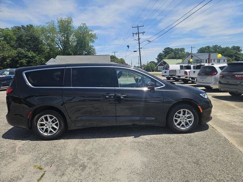 Used 2023 Chrysler Pacifica Touring-L FWD image 4