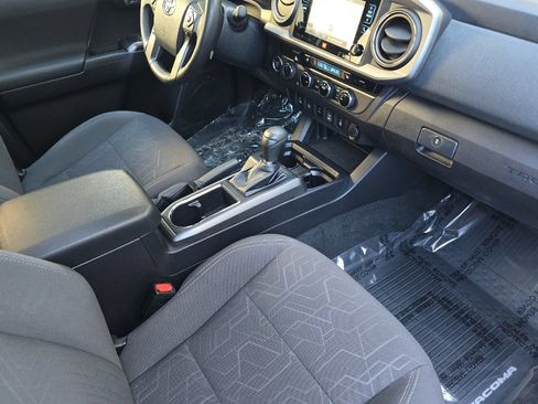 Used 2017 Toyota Tacoma TRD Sport AWD/4WD image 12