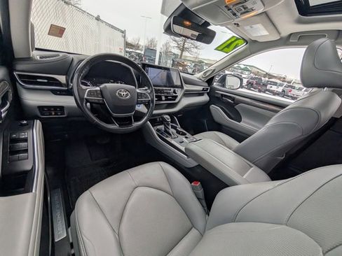 Used 2021 Toyota Highlander Limited image 6
