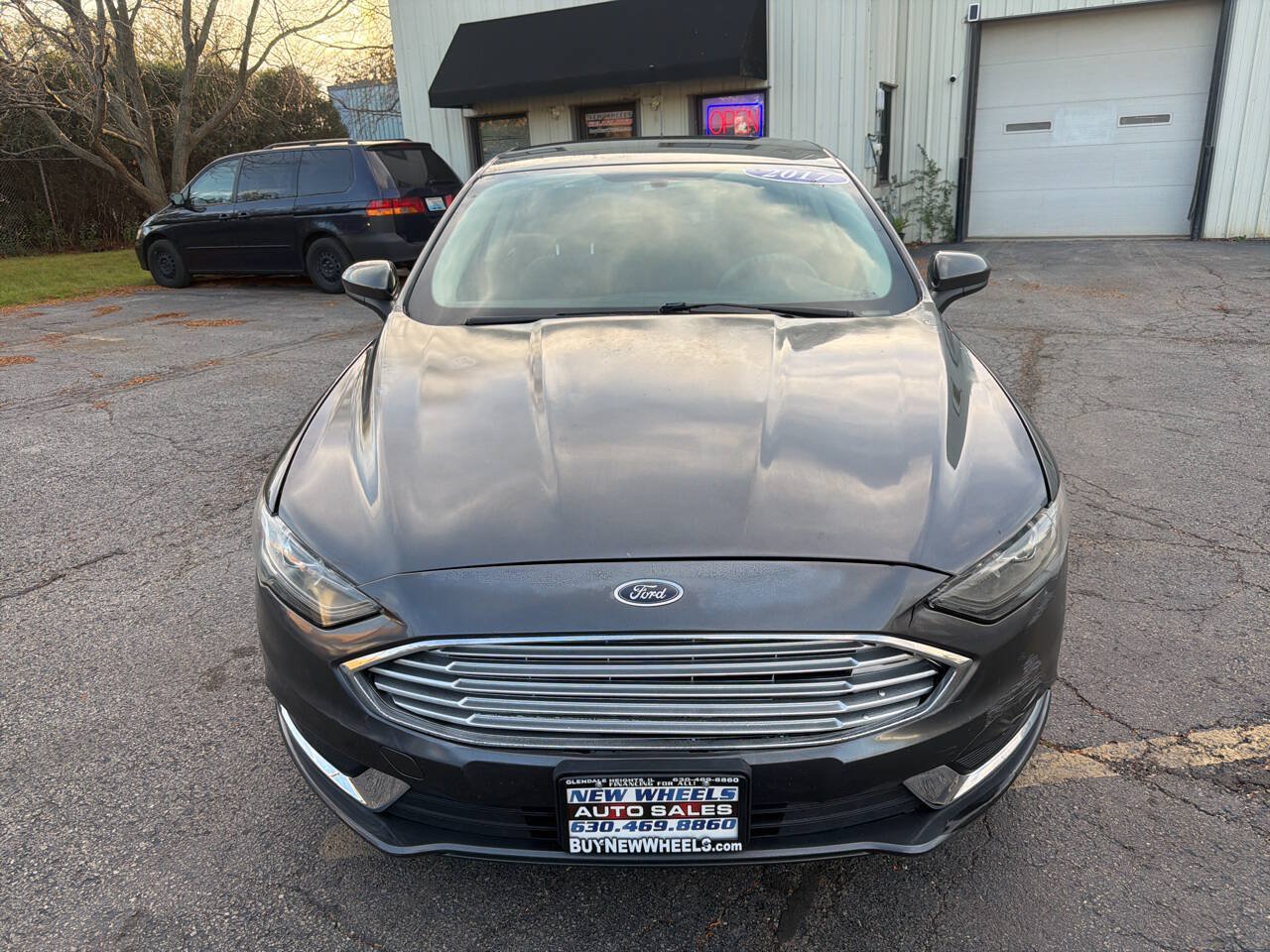 Used 2017 Ford Fusion SE FWD image 2