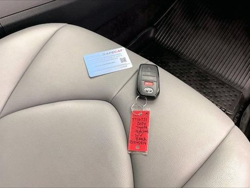 Used 2024 Toyota Highlander XLE FWD image 11