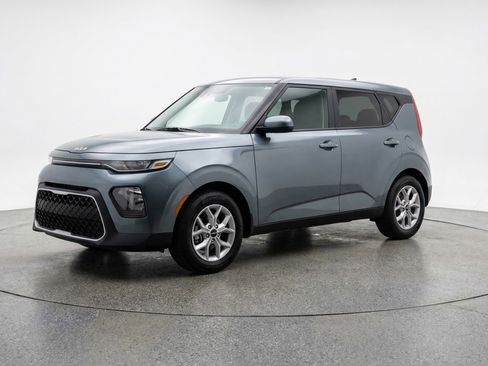 Used 2025 Kia Soul LX w/ LX Technology Package FWD image 3