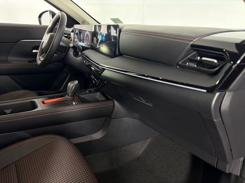 Used 2025 Nissan Kicks SR FWD image 30
