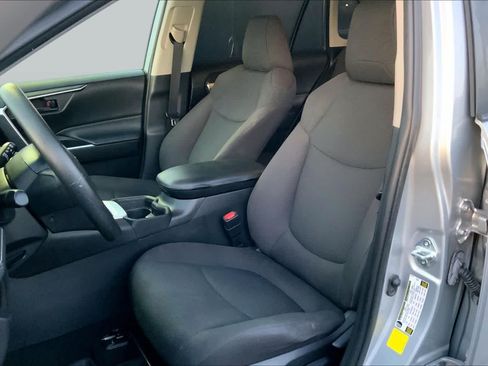Used 2021 Toyota RAV4 LE FWD image 8