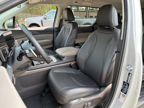 Certified 2025 Kia Carnival EX FWD image 19