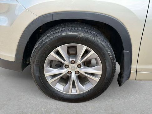 Used 2015 Toyota Highlander Plus AWD/4WD image 11