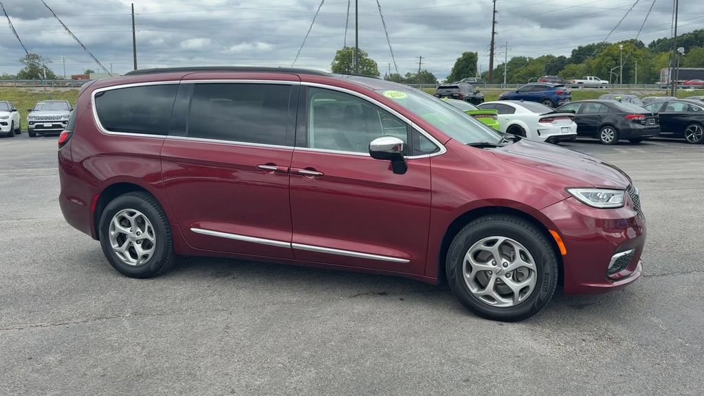 Used 2023 Chrysler Pacifica Limited AWD/4WD image 8
