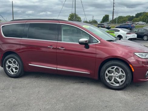 Used 2023 Chrysler Pacifica Limited AWD/4WD image 8