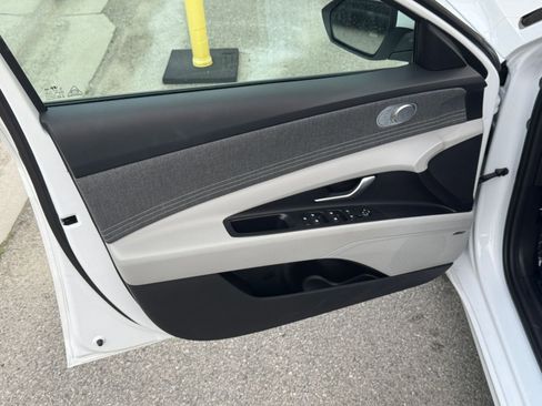 Used 2025 Hyundai Elantra Limited image 20