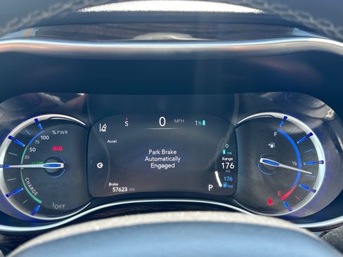 Used 2023 Chrysler Pacifica Limited FWD image 28