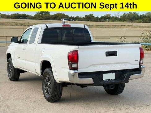 Used 2022 Toyota Tacoma SR5 RWD image 4