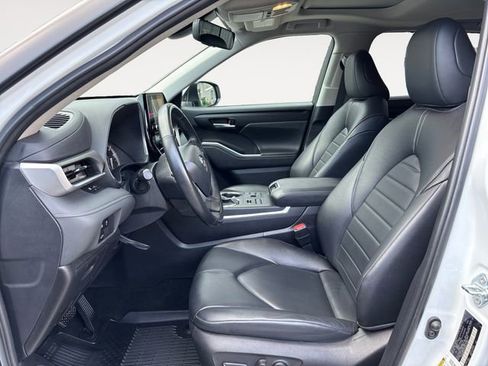 Used 2024 Toyota Highlander XLE AWD/4WD image 9