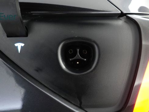 Used 2024 Tesla Model Y Performance image 10