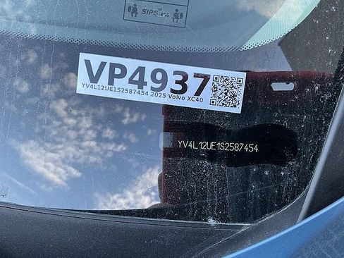 Certified 2025 Volvo XC40 B5 Plus image 30