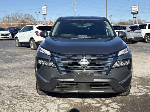 Used 2025 Nissan Rogue SV image 2